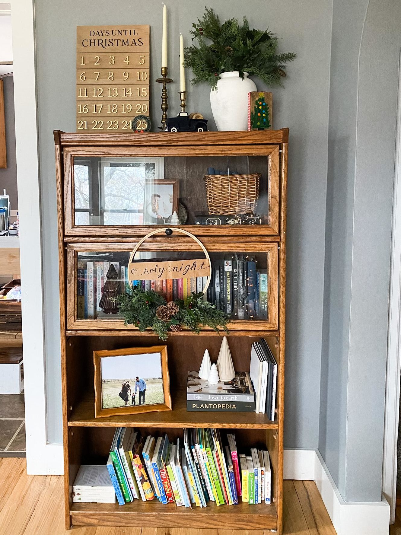 Christmas decor bookshelf 